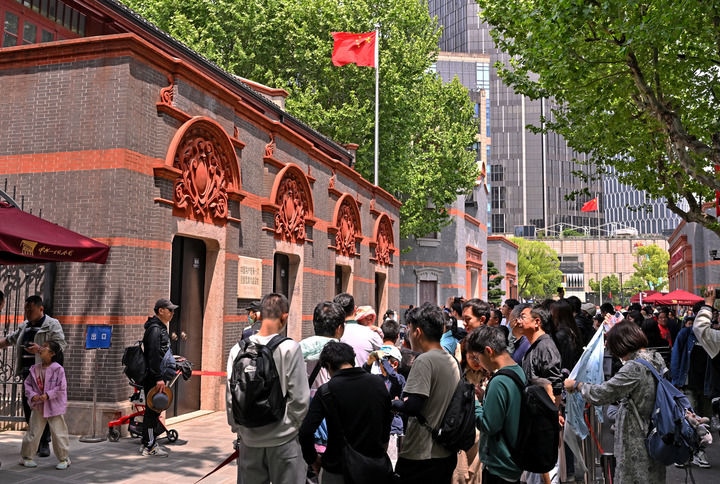 2024年5月3日，游客在位于上海的中共一大會(huì)址前參觀。新華社記者 劉穎 攝