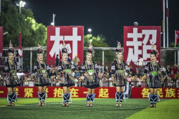 2024年9月28日，榕江縣侗族大歌隊(duì)的演員們?cè)凇按宄弊闱驁?chǎng)上表演。當(dāng)日，“發(fā)現(xiàn)中國(guó)之美·相約貴州村超”國(guó)際友誼賽在貴州省黔東南苗族侗族自治州榕江縣的“村超”足球場(chǎng)舉行。新華社記者 陶亮 攝