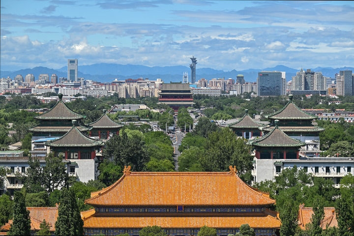 從景山上沿著北京中軸線向北眺望鼓樓（2024年8月12日攝）。新華社記者 李鑫 攝