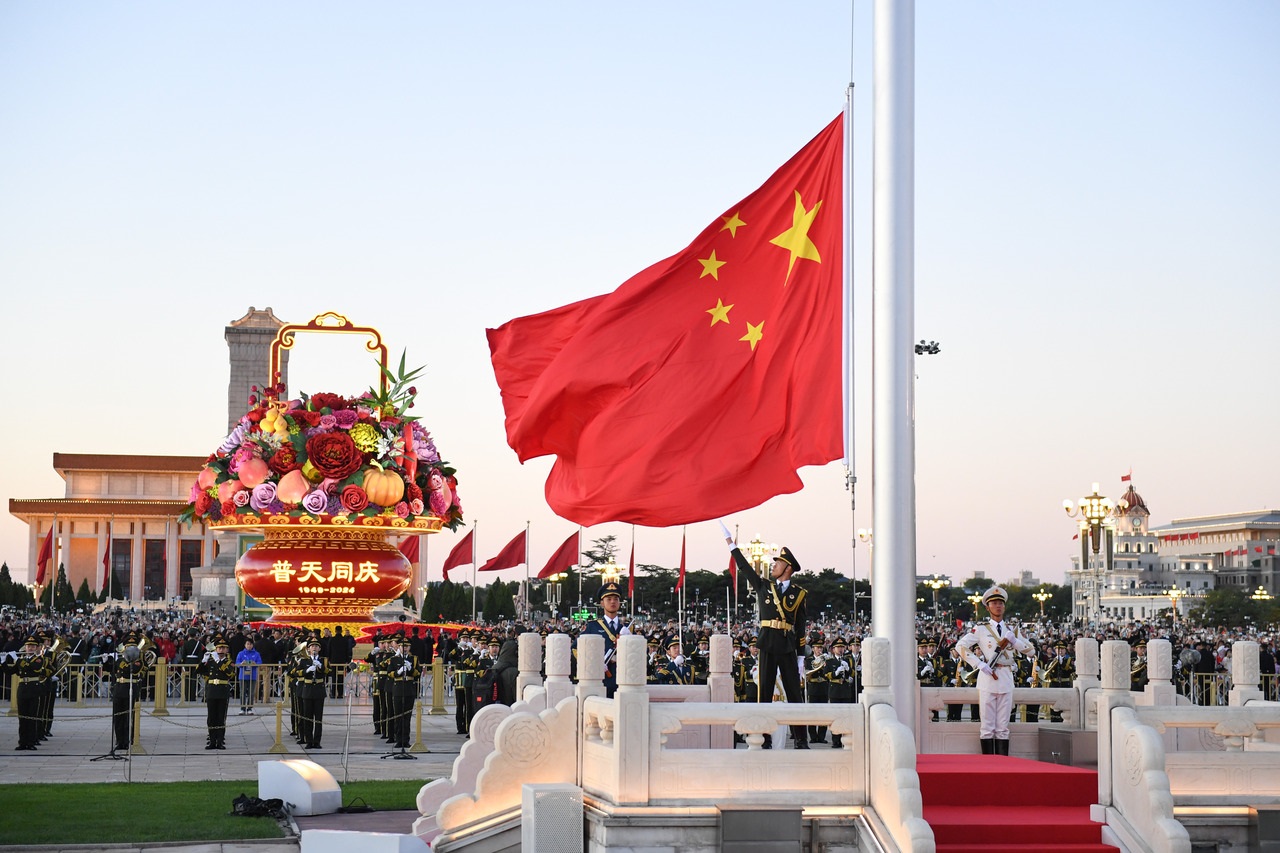 10月1日清晨，隆重的升國旗儀式在北京天安門廣場舉行，慶祝中華人民共和國成立75周年。新華社記者 陳鐘昊 攝