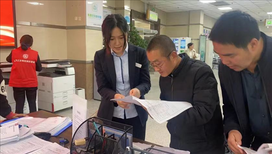 四川省成都市溫江區(qū)市場監(jiān)管局工作人員為群眾提供幫辦服務(wù)。圖片來源：人民網(wǎng)四川頻道