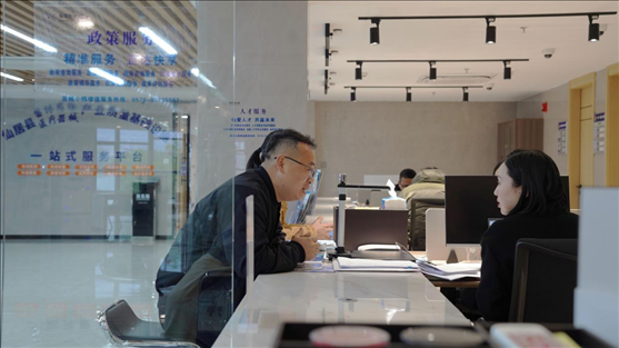 浙江省臺州市辦事群眾在政務(wù)服務(wù)中心咨詢業(yè)務(wù)辦理相關(guān)問題。圖片來源：人民網(wǎng)浙江頻道