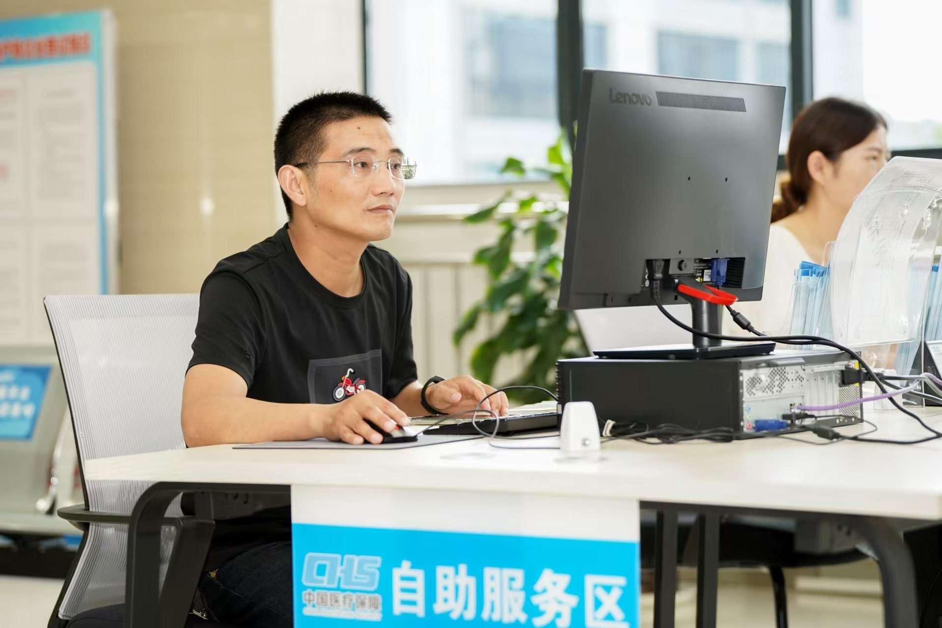 安徽省池州市市民在政務(wù)服務(wù)大廳自助辦理業(yè)務(wù)。圖片來源：人民網(wǎng)安徽頻道