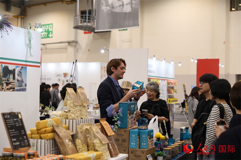 當(dāng)?shù)貢r(shí)間10月5日，在第21屆釜山國(guó)際美食博覽會(huì)上，意大利展商向參觀者們介紹的意大利食品。人民網(wǎng)記者 莽九晨攝