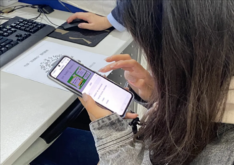 趙女士用手機掃碼預約幫辦服務。圖片來源：微信公眾號“上海市普陀區(qū)政務服務中心”