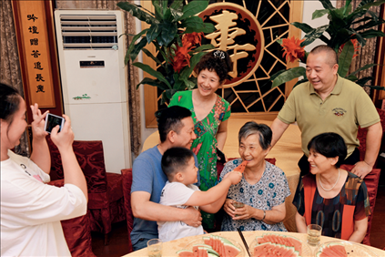 2019年9月13日，浙江南潯久安老年城餐廳， 84歲的沈?qū)W安老人（前右二）和前來看望她的親人歡聚