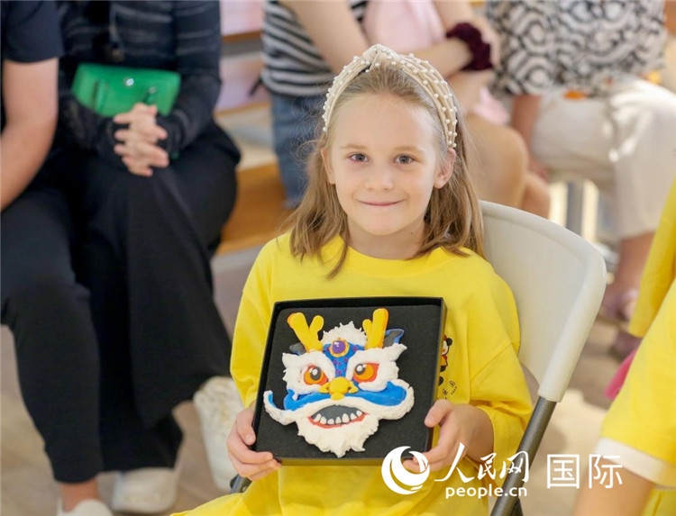 一名中文愛好者手捧生肖畫。人民網(wǎng)中東中心分社塔里克·易卜拉欣攝