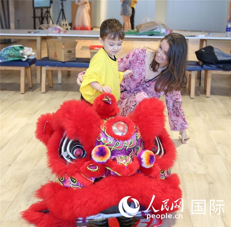 一名兒童在感受舞獅。人民網(wǎng)中東中心分社塔里克·易卜拉欣攝