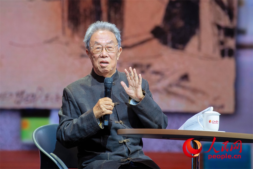 王蒙以《與時(shí)代同行 與人民同心》為題演講。人民網(wǎng)記者 翁奇羽攝