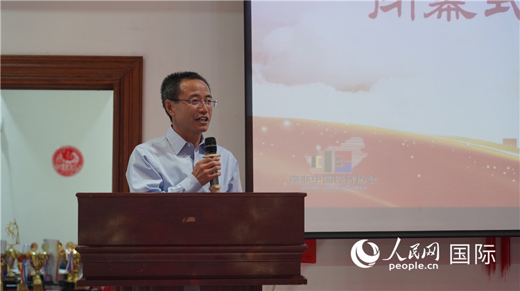 中國駐約翰內斯堡代總領事周育江在閉幕式上致辭。 人民網(wǎng) 張茜攝