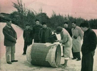 谷文昌（左一）與工程技術(shù)人員解決地下水供給（資料照片）。谷文昌帶領(lǐng)群眾修建了22座水庫(kù)和705處永久性水利工程，緩解了東山縣水資源極度缺乏的難題。