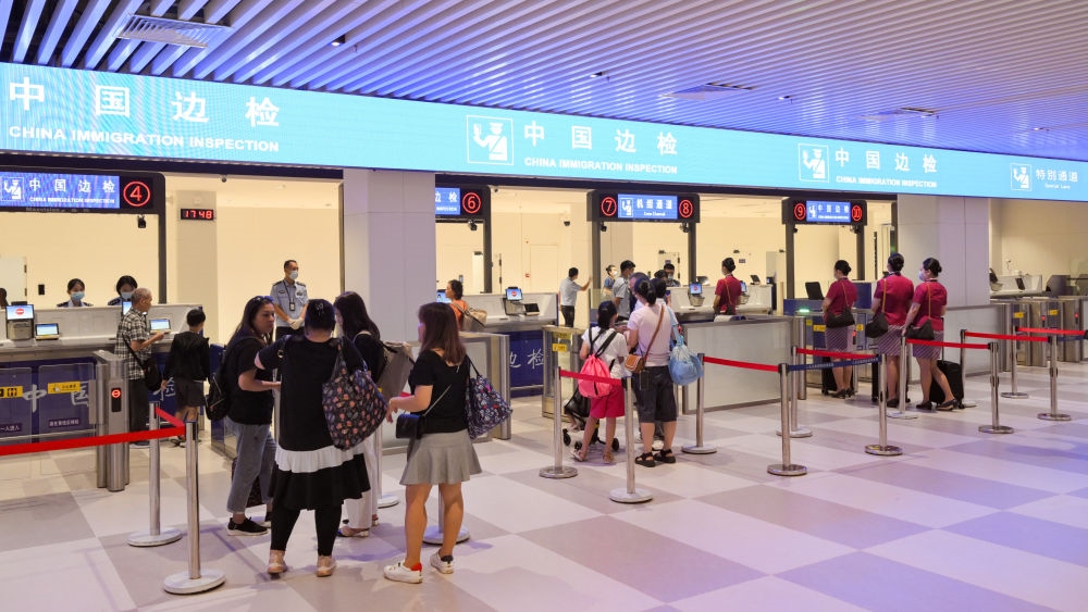 2023年7月26日，旅客在三亞鳳凰國際機(jī)場國際航站樓有序通關(guān)。三亞鳳凰國際機(jī)場國際航站樓改擴(kuò)建項(xiàng)目主體工程已于2023年7月1日完工并投入使用，該項(xiàng)目是海南自貿(mào)港首個(gè)主體工程完工并投入使用的封關(guān)運(yùn)作項(xiàng)目?！逗Ｄ献杂少Q(mào)易港建設(shè)總體方案》明確，海南將在2025年前適時(shí)啟動(dòng)全島封關(guān)運(yùn)作。