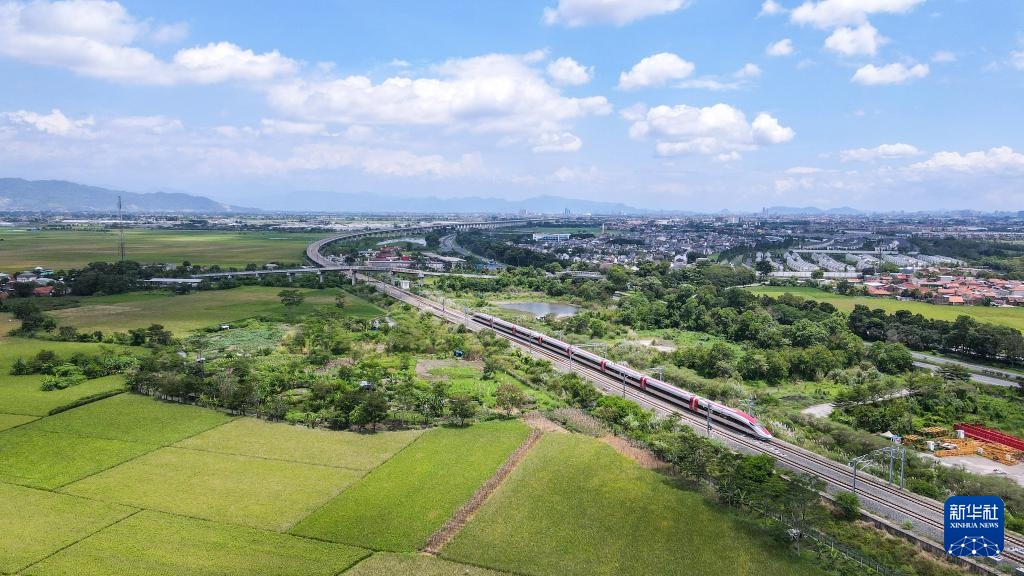 4月17日，在印度尼西亞萬(wàn)隆，雅萬(wàn)高鐵高速動(dòng)車(chē)組列車(chē)行駛在雅萬(wàn)高鐵沿線（無(wú)人機(jī)照片）。新華社記者 徐欽 攝