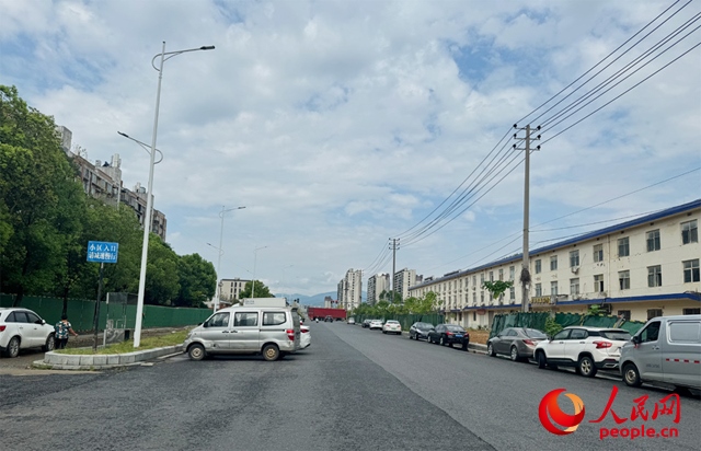 麗水佳園小區(qū)入口外及長富大道上停滿了車輛。人民網(wǎng)記者 邱燁攝