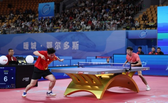 10月18日，上海隊(duì)選手樊振東（左）在單打比賽中發(fā)球。他3:2戰(zhàn)勝福建隊(duì)選手程靖淇。新華社記者 王楷焱 攝