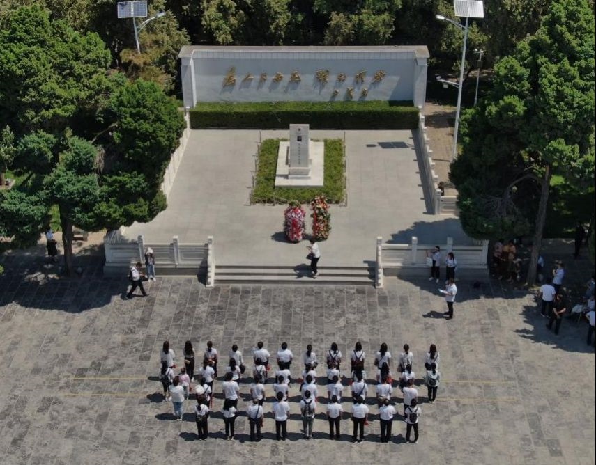 2021年6月24日，參觀者在位于河南省蘭考縣的焦裕祿紀念園瞻仰焦裕祿烈士墓（無人機照片）。新華社記者 李安 攝