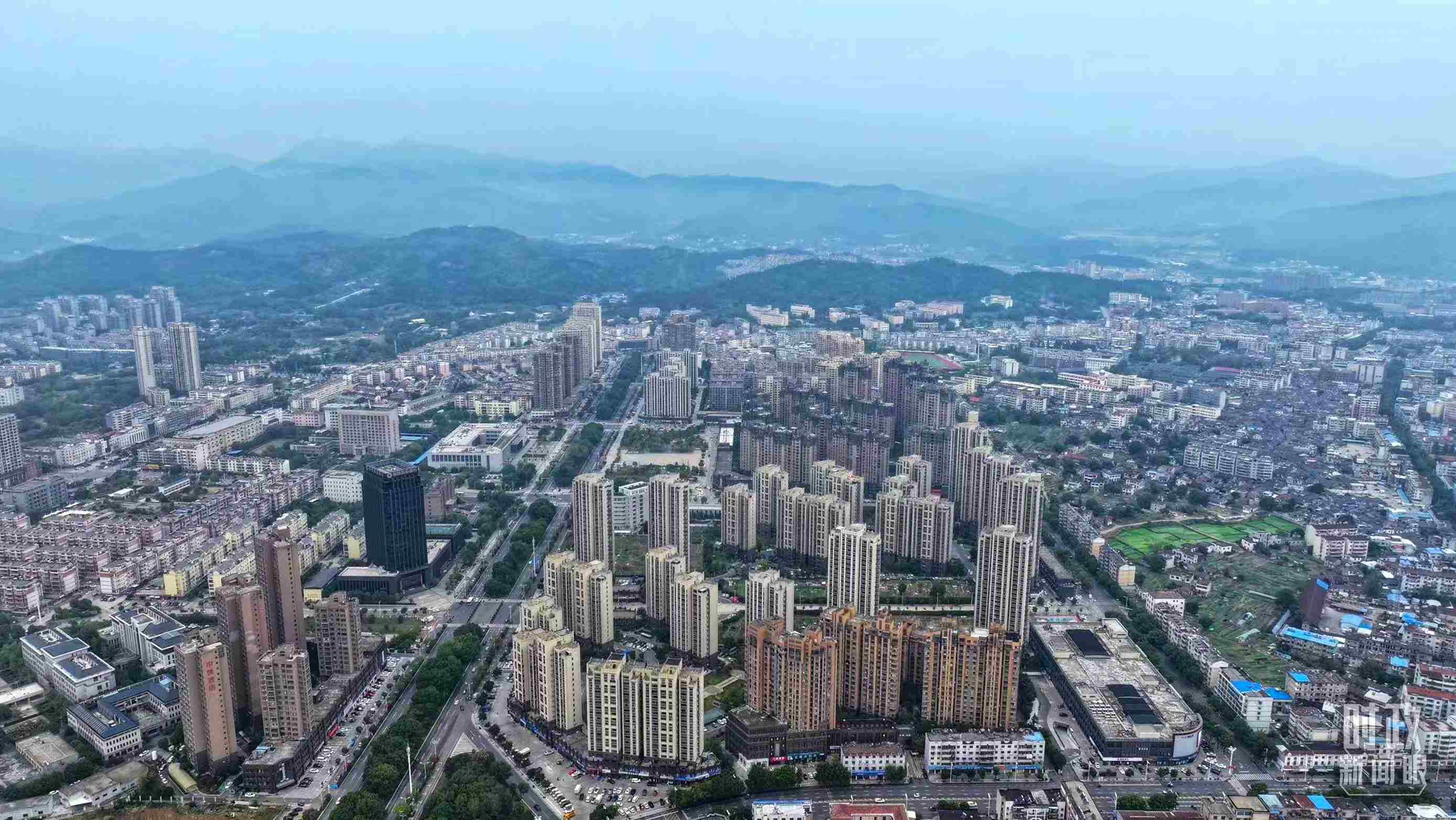 △俯瞰桐城市。（總臺(tái)記者葛啟文拍攝）