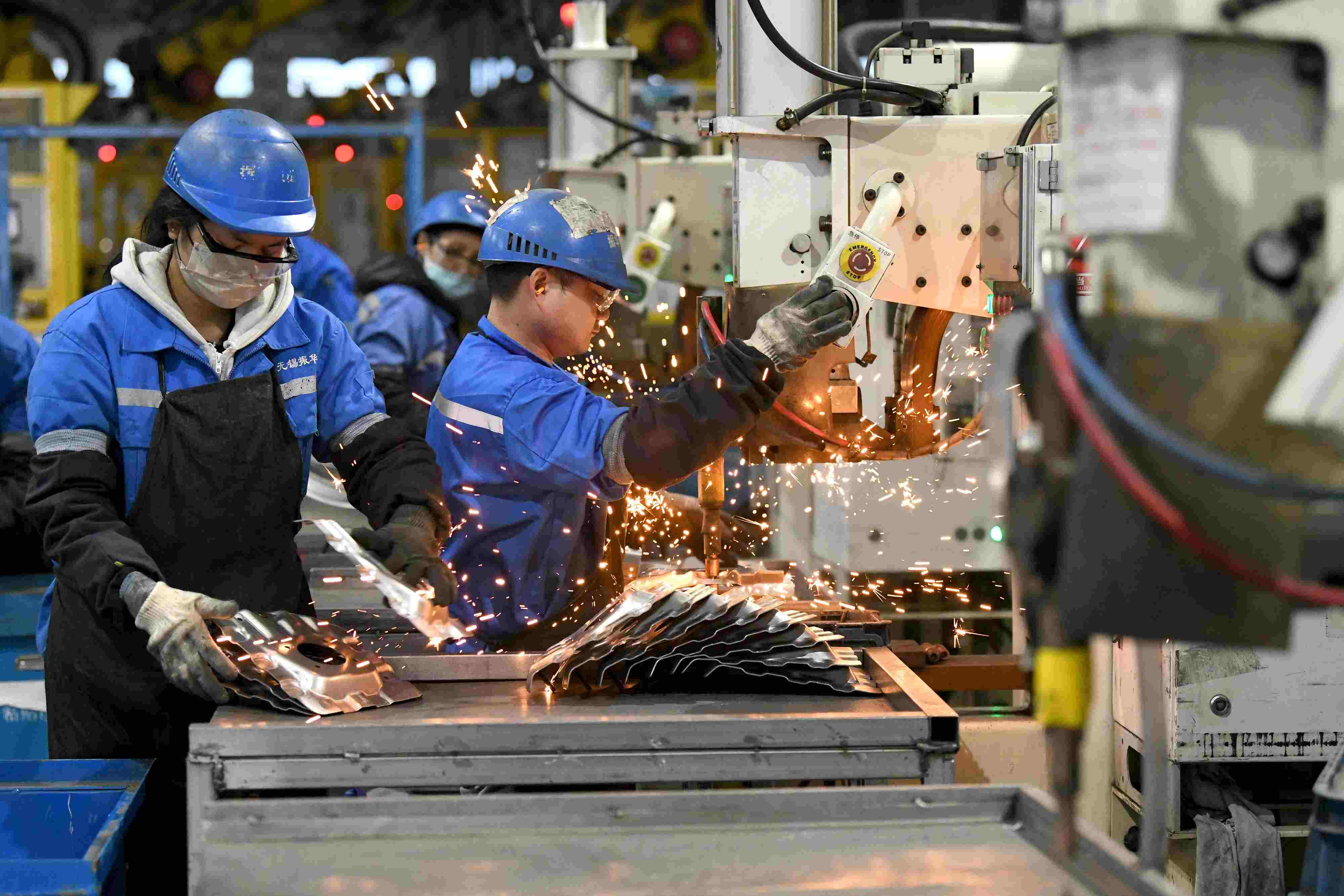 2023年2月7日，福建省寧德市蕉城區(qū)一家汽車零部件生產(chǎn)企業(yè)的生產(chǎn)線上一派繁忙景象。