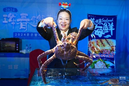 9月19日，在吉林省琿春市，商家在展示售賣的帝王蟹。新華社記者 許暢 攝