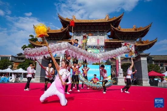 10月19日，四川師范大學(xué)舞龍隊(duì)在傳統(tǒng)舞龍項(xiàng)目中比賽，最終他們獲得該項(xiàng)目銀獎(jiǎng)。