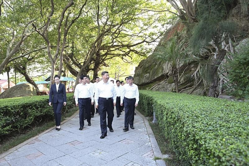 △2024年10月15日，習(xí)近平總書(shū)記在福建省漳州市東山縣關(guān)帝文化產(chǎn)業(yè)園考察。