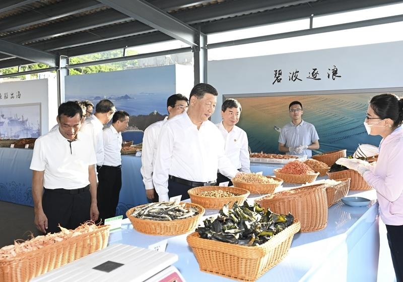 △2024年10月15日，習(xí)近平總書(shū)記在福建省漳州市東山縣陳城鎮(zhèn)澳角村考察。