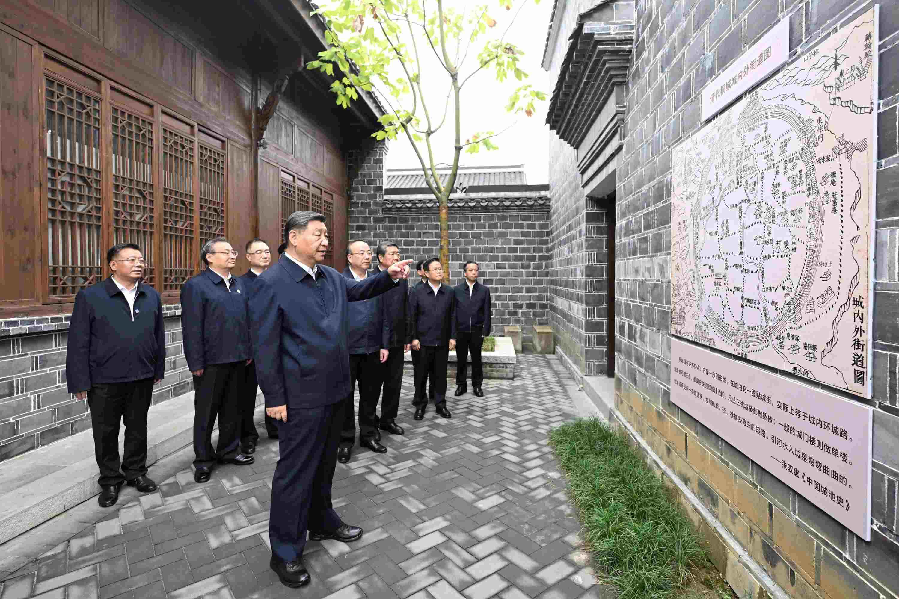 △2024年10月17日，習(xí)近平總書(shū)記在安徽省安慶桐城市六尺巷考察。