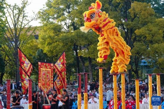 10月19日，云南魯木納龍獅藝術(shù)團(tuán)隊(duì)員在南獅高樁自選套路項(xiàng)目中比賽，最終他們獲得該項(xiàng)目銅獎(jiǎng)。