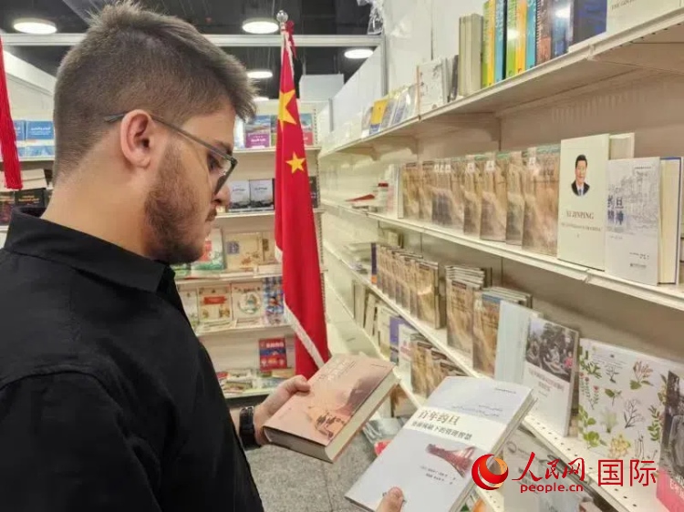 第二十三屆約旦安曼國際書展于10月10日至19日在約旦展覽中心舉行，約旦政府和民間各界人士在中國展臺翻閱圖書，熱烈交流互動，感受中華文化之美。人民網(wǎng)記者 李瀟攝