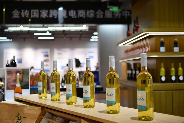 這是位于廈門的金磚國家商品服務(wù)中心內(nèi)展示的商品（2022年6月23日攝）。中心將經(jīng)貿(mào)合作與跨境電商有機結(jié)合，通過專題推廣、直播帶貨等各種線上線下銷售渠道，促進金磚國家優(yōu)質(zhì)產(chǎn)品對接中國市場，共同把握發(fā)展機遇。新華社記者 魏培全 攝