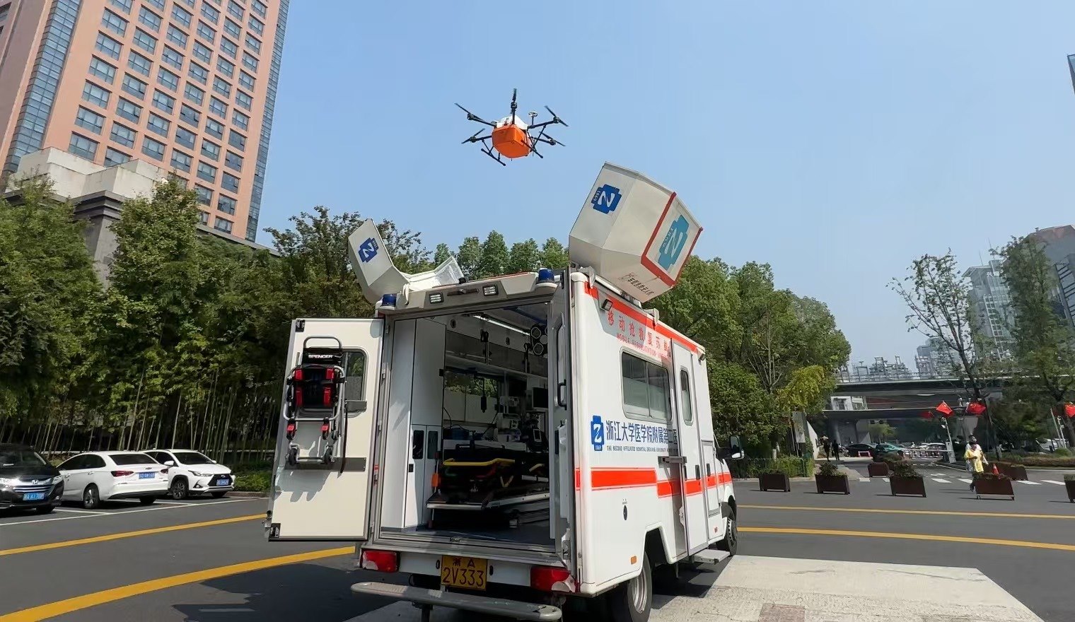 浙江大學(xué)醫(yī)學(xué)院附屬第二醫(yī)院5G急救車搭載的無人機正在起飛。人民網(wǎng)記者 申佳平攝