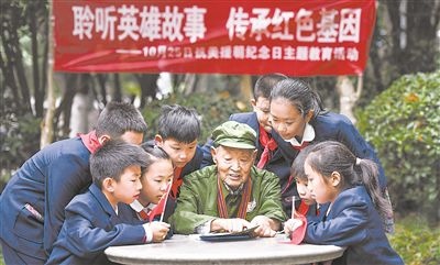 圖為89歲的抗美援朝老兵楊克美在向孩子們講述英雄故事。徐偉攝