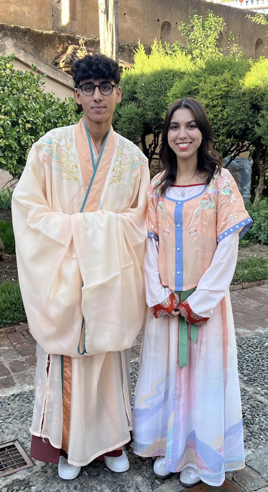 兩位青年試穿中國古代服裝。拉巴特中國文化中心供圖