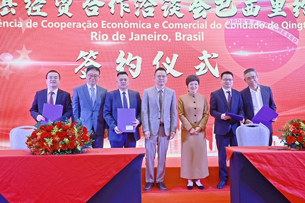 企業(yè)家在活動(dòng)現(xiàn)場(chǎng)參與項(xiàng)目簽約儀式。人民網(wǎng)記者 陳海琪攝