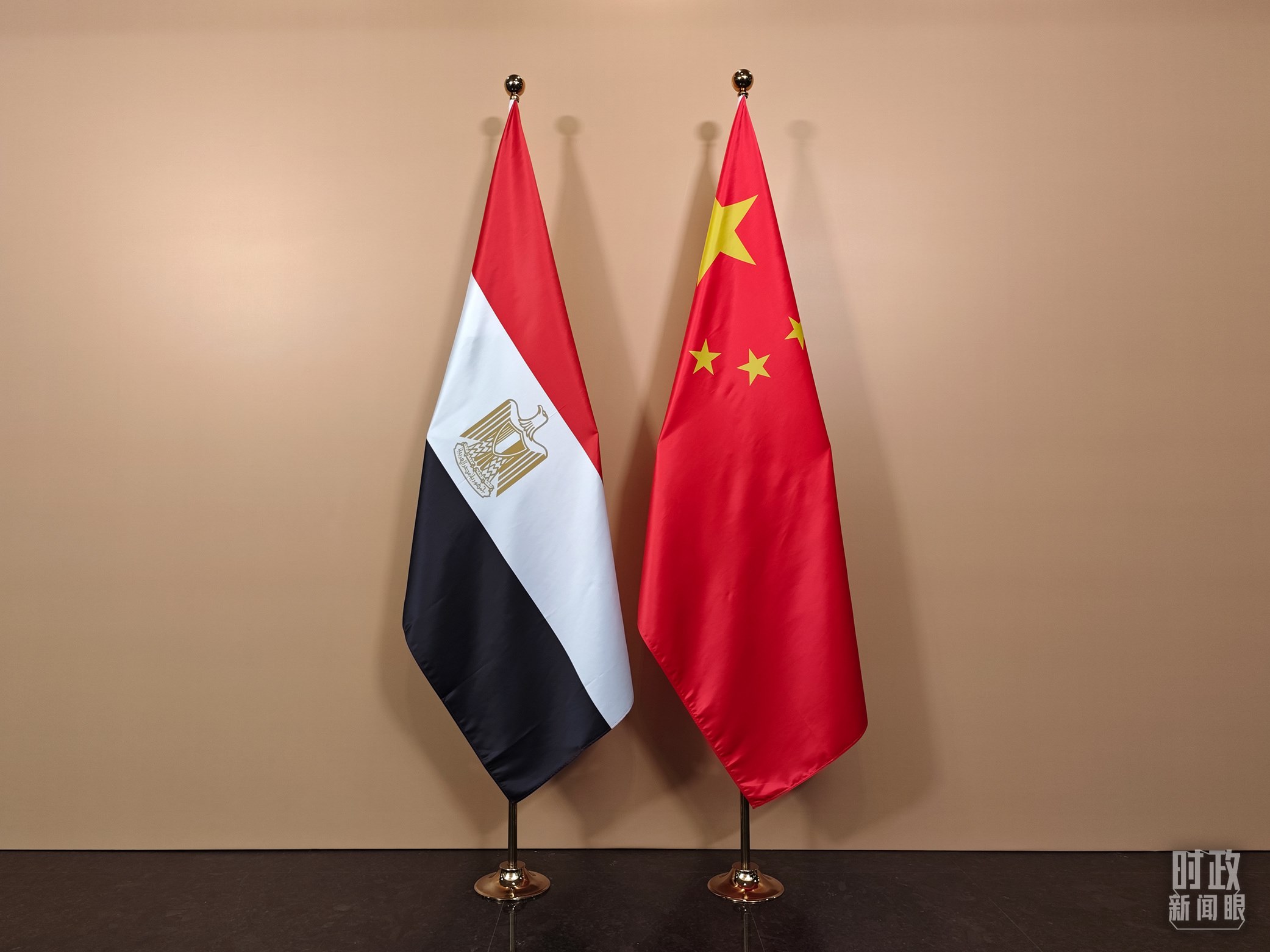 △ 會見廳外的中國埃及兩國國旗。（總臺央視記者彭漢明拍攝）