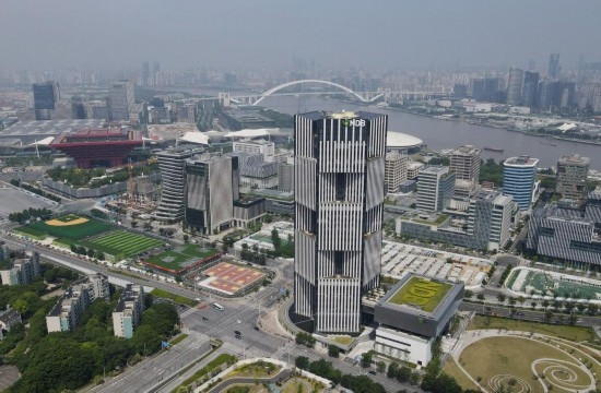 位于中國上海浦東新區(qū)世博園區(qū)的金磚國家新開發(fā)銀行總部大樓（2022年6月17日攝，無人機(jī)照片）。新華社記者方喆攝