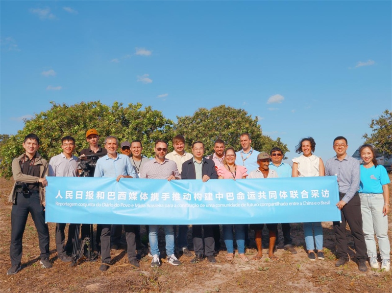 當(dāng)?shù)貢r間10月24日至25日，人民日報(bào)社攜手巴西主流媒體在巴西東北部北里奧格蘭德州開展聯(lián)合采訪，拉開了以“攜手推動構(gòu)建中巴命運(yùn)共同體”為主題的人民日報(bào)和巴西媒體聯(lián)合采訪序幕。圖為參加聯(lián)合采訪的中巴兩國記者與受益于中國企業(yè)扶貧項(xiàng)目的若昂卡馬拉市民眾合影。 人民日報(bào)和巴西媒體聯(lián)合采訪團(tuán)供圖