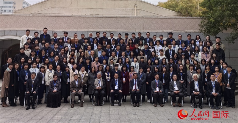 與會嘉賓合影留念。人民網(wǎng)記者 陳建軍攝
