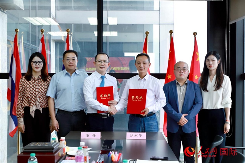 會(huì)談現(xiàn)場(chǎng)。左三為泰中僑商聯(lián)合會(huì)副主席董峰；右三為浙江大學(xué)光華法學(xué)院黨委書記張永華。人民網(wǎng)記者 簡(jiǎn)承淵攝