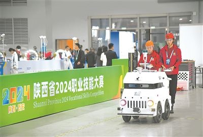 參賽選手在陜西省2024職業(yè)技能大賽新能源汽車智能化技術(shù)賽項比賽中。新華社記者 張博文攝