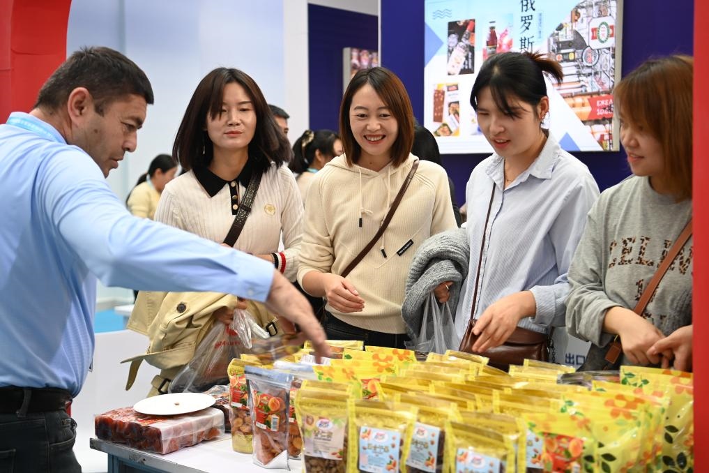 10月25日，觀眾在楊凌農(nóng)高會上合組織國家農(nóng)業(yè)展區(qū)了解農(nóng)產(chǎn)品。新華社記者 鄒競一 攝
