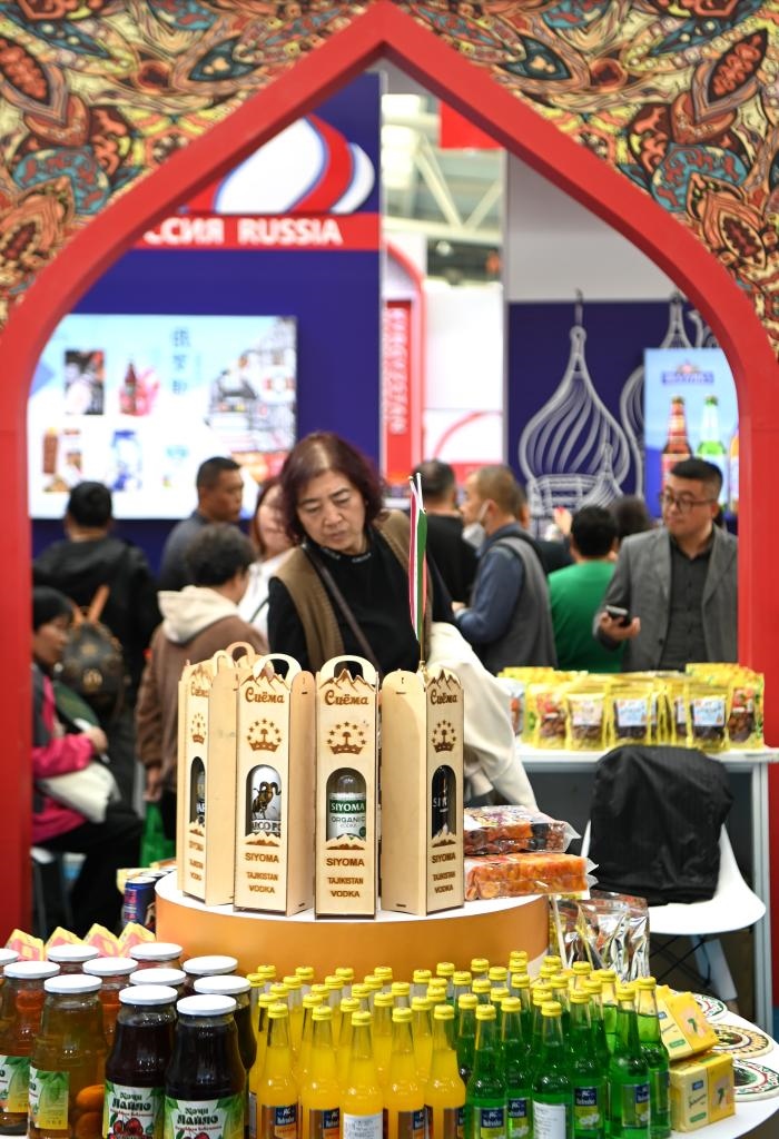 10月25日，觀眾在楊凌農(nóng)高會上合組織國家農(nóng)業(yè)展區(qū)了解農(nóng)產(chǎn)品。新華社記者 鄒競一 攝