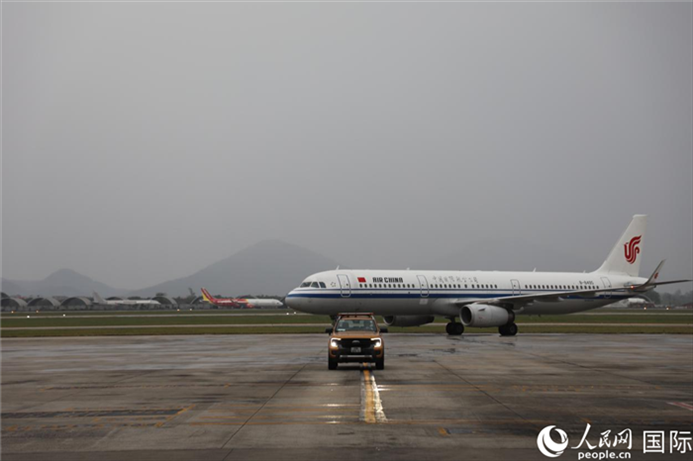 國航上海——河內(nèi)首班飛機(jī)抵達(dá)河內(nèi)內(nèi)排機(jī)場。人民網(wǎng)記者 楊曄攝