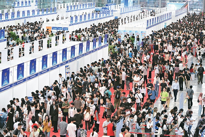 2024年10月12日，第28屆全國(guó)高校畢業(yè)生秋季就業(yè)雙選會(huì)在深圳會(huì)展中心舉辦。圖為雙選會(huì)現(xiàn)場(chǎng)。 中新社記者 陳文/攝