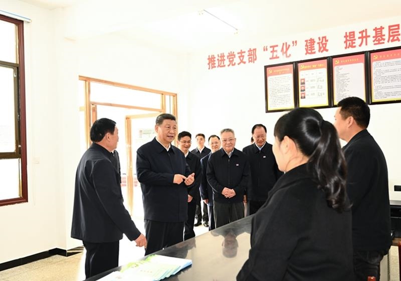 △2024年3月19日，習近平總書記在湖南省常德市鼎城區(qū)謝家鋪鎮(zhèn)港中坪村黨群服務中心了解當?shù)貫榛鶎訙p負、提升基層治理效能等情況。