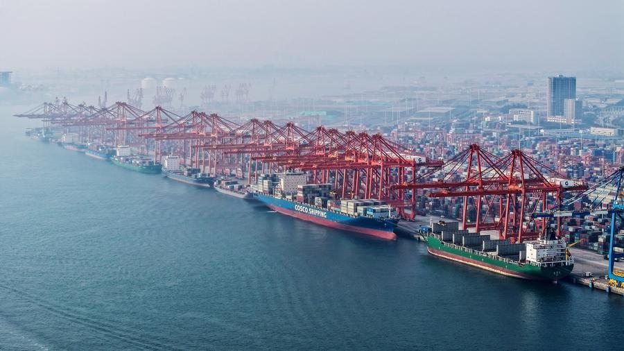 在廣西欽州港碼頭，多艘海輪在排隊卸貨（無人機照片，2024年3月28日攝）。新華社記者 張愛林 攝