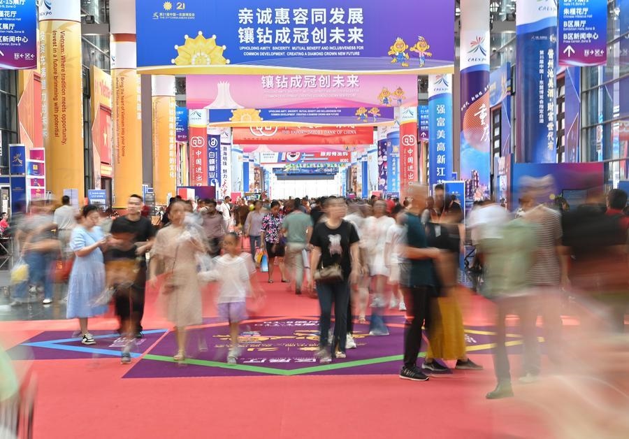 2024年9月28日，觀眾在廣西南寧市舉行的第21屆中國—東盟博覽會上參觀。新華社記者 周華 攝