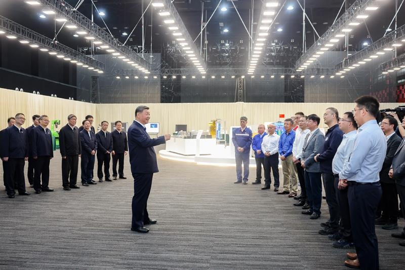 △2024年10月17日，習近平總書記在安徽合肥濱湖科學城考察時，同現(xiàn)場科研人員和企業(yè)負責人親切交流。