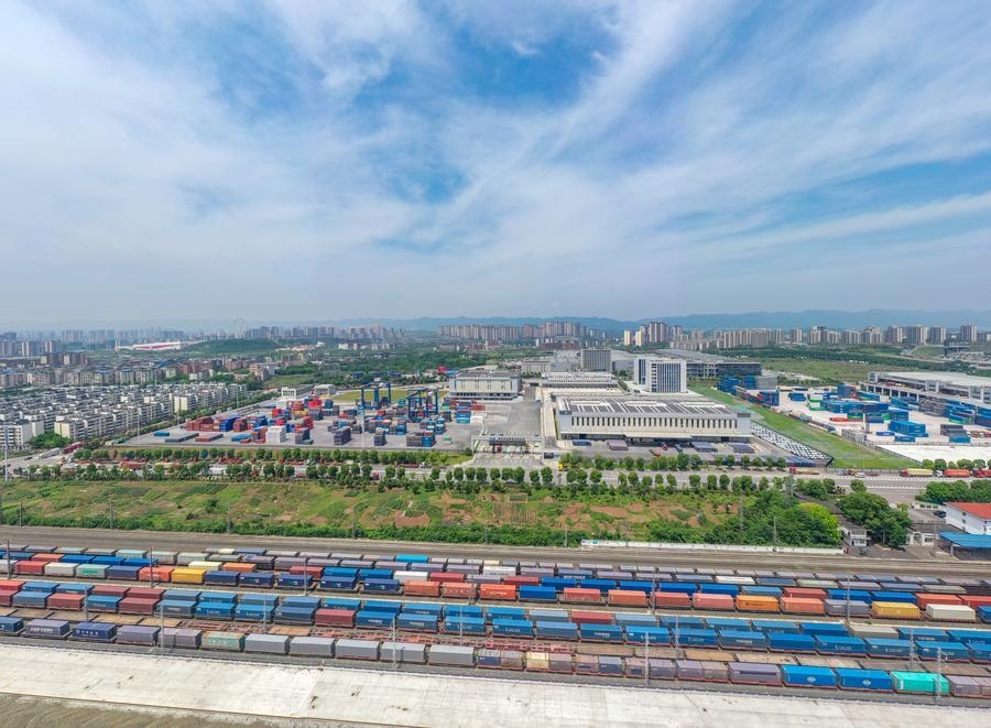 這是2024年5月5日在重慶國際物流樞紐園區(qū)拍攝的興隆場編組站和陸海新通道重慶無水港（無人機照片）。 新華社記者 黃偉 攝