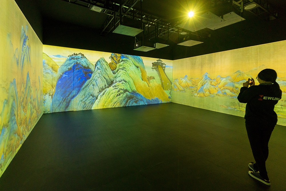 2019年1月29日，上海，市民在“千里江山圖科技藝術(shù)展”上參觀北宋名畫《千里江山圖》的AR全景展示并打卡拍照。